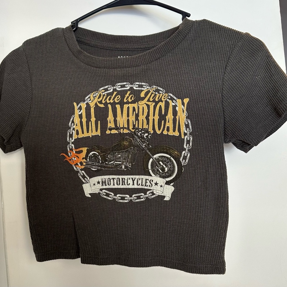 Cropped grafic tee, size xs and brand is homegirl society